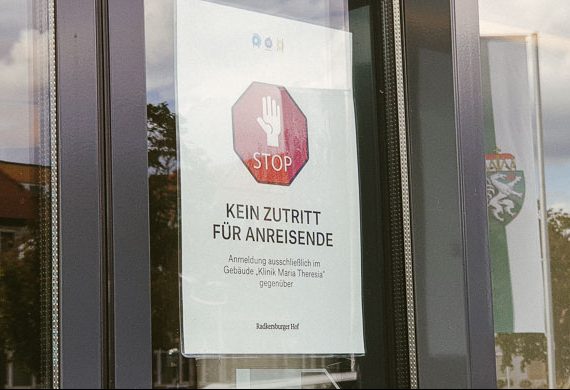 Ein Stoppschild worauf kein Zutritt für Anreisende steht