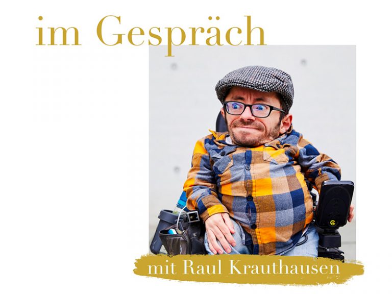 Foto von Raul Krauthausen auf weißen Hintergund, dazu dunkelgelbe Schrift "Im Gespräch mit Raul Krauthausen"