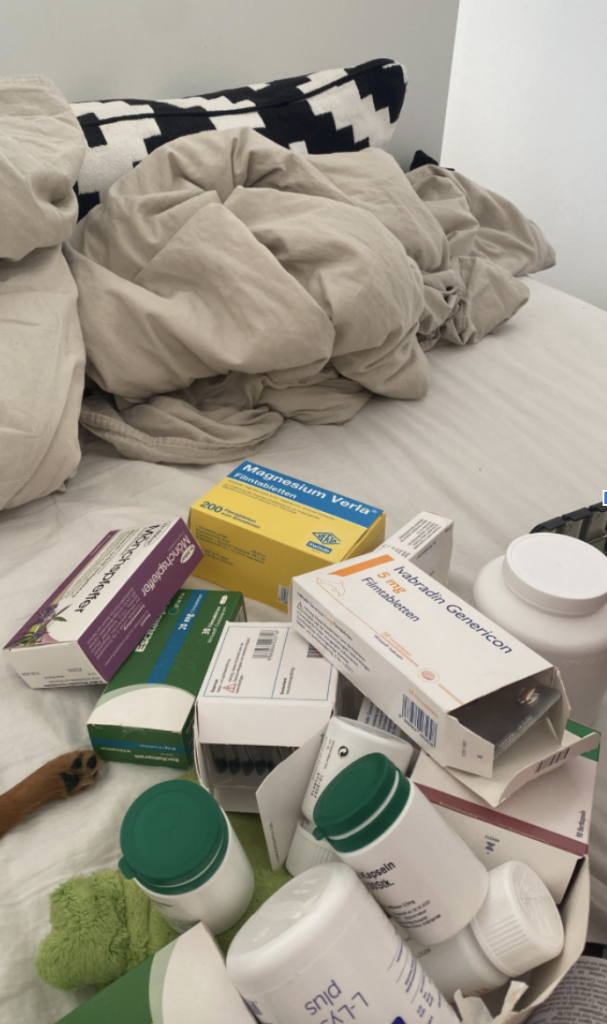Mehrere Schachteln von Medikamenten auf einem Bett