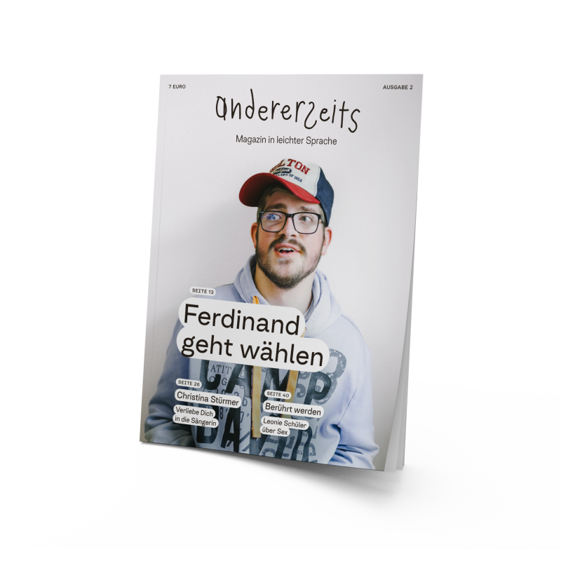 Cover des Magazins. Ein junger Mann mit Behinderungen schaut in die Kamera.