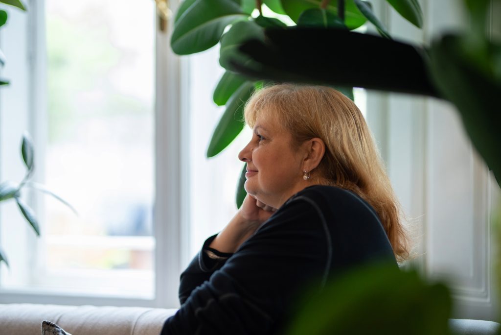 Das Foto zeigt die Profilansicht von Petra Smutny. Sie schaut nach links. Sie hat blonde Haare und lächelt leicht.