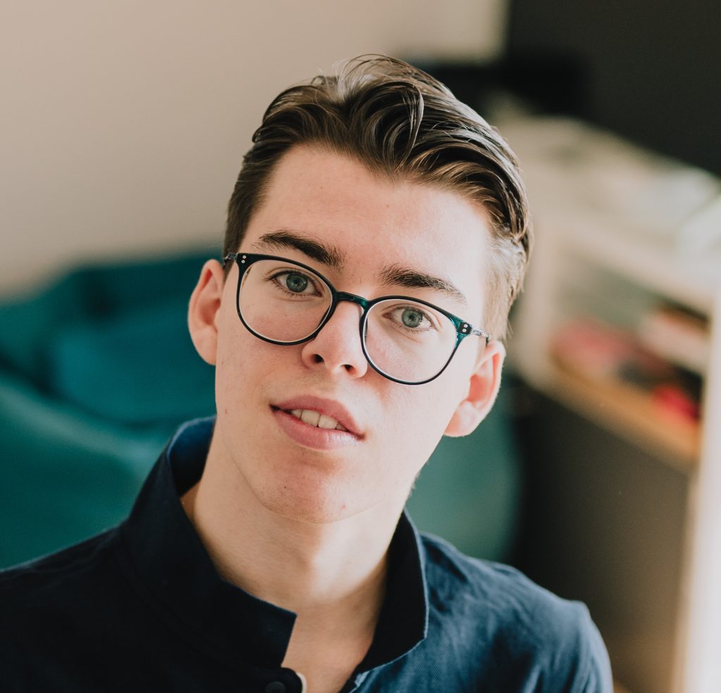 Redakteur Sebastian steht in einem Club am DJ Pult