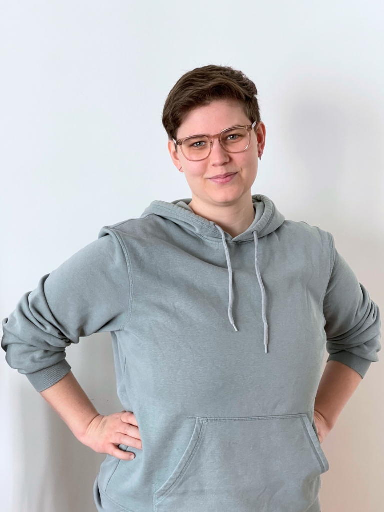 Redakteur Sebastian steht in einem Club am DJ Pult
