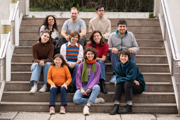 Das Team von andererseits sitzt auf Stufen. Es sind 7 junge Frauen und 3 Junge Männer