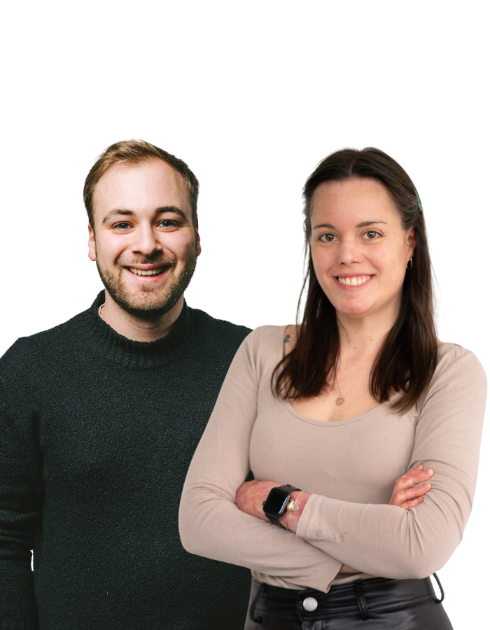 Eine junge Frau und ein junger Mann lächeln in die Kamera.