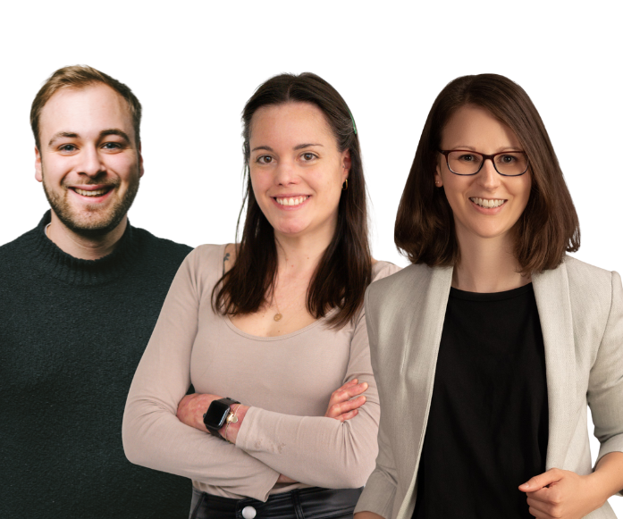 Porträt des Workshop Teams. Auf dem Foto sieht man Lukas Burnar, Lena Riedl und Viola Frank. Alle 3 lachen in die Kamera.