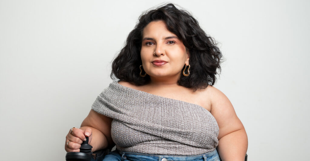 Das Foto zeigt Kübra Sekin. Sie schaut mit ernstem Blick in die Kamera. Sie hat schwarze schulterlange Haare.