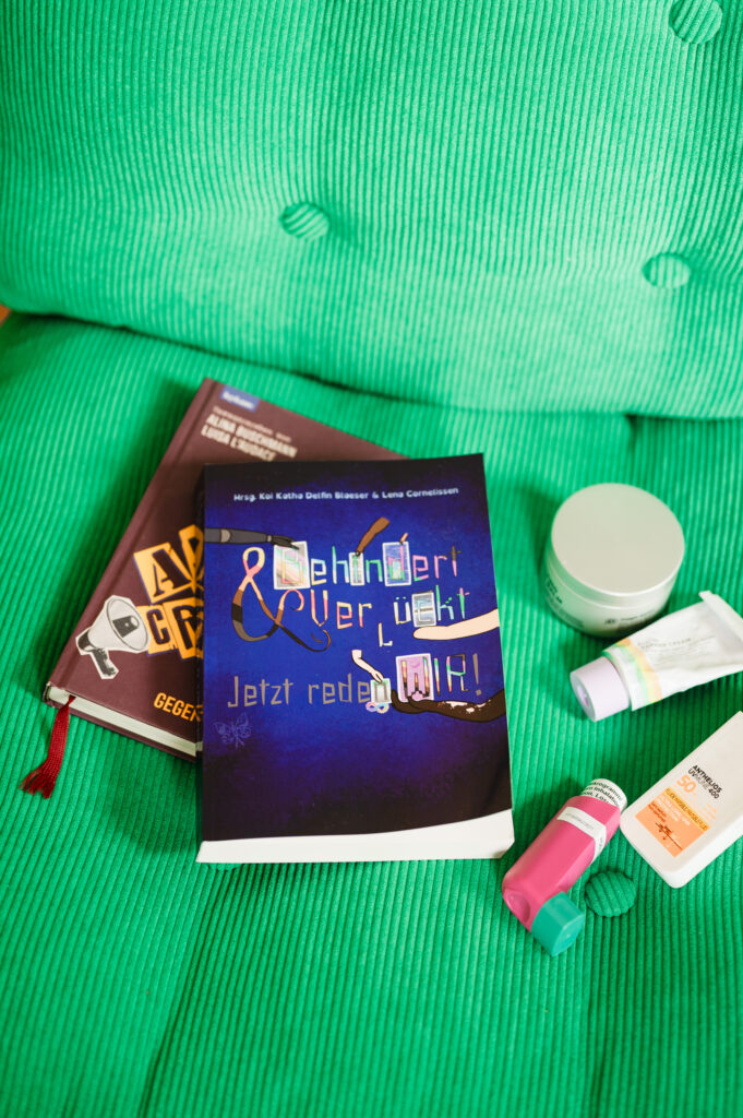 Auf dem Foto befinden sich zwei Bücher, sowie Hautpflege-Produkte auf einem grünem Stuhl.