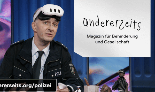 Das Bild zeigt Jan Böhmermann, einen bekannten Moderator, der hinter einem Tisch sitzt. Er trägt einen Polizeiuniform. Rechts neben ihm sieht man eine Grafik mit der Aufschrift „andererseits – Magazin für Behinderung und Gesellschaft“. Der Hintergrund ist bunt und modern gestaltet.