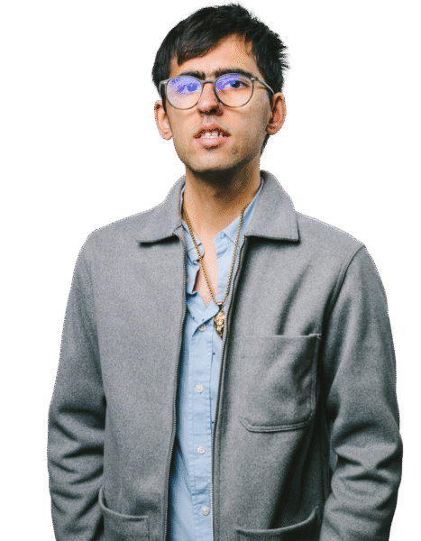 Artin Madjidi schaut mit ernstem Blick in die Kamera.