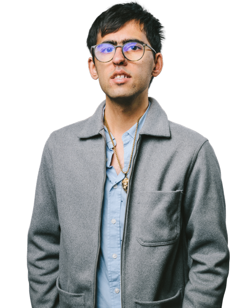 Artin Madjidi schaut mit ernstem Blick in die Kamera.