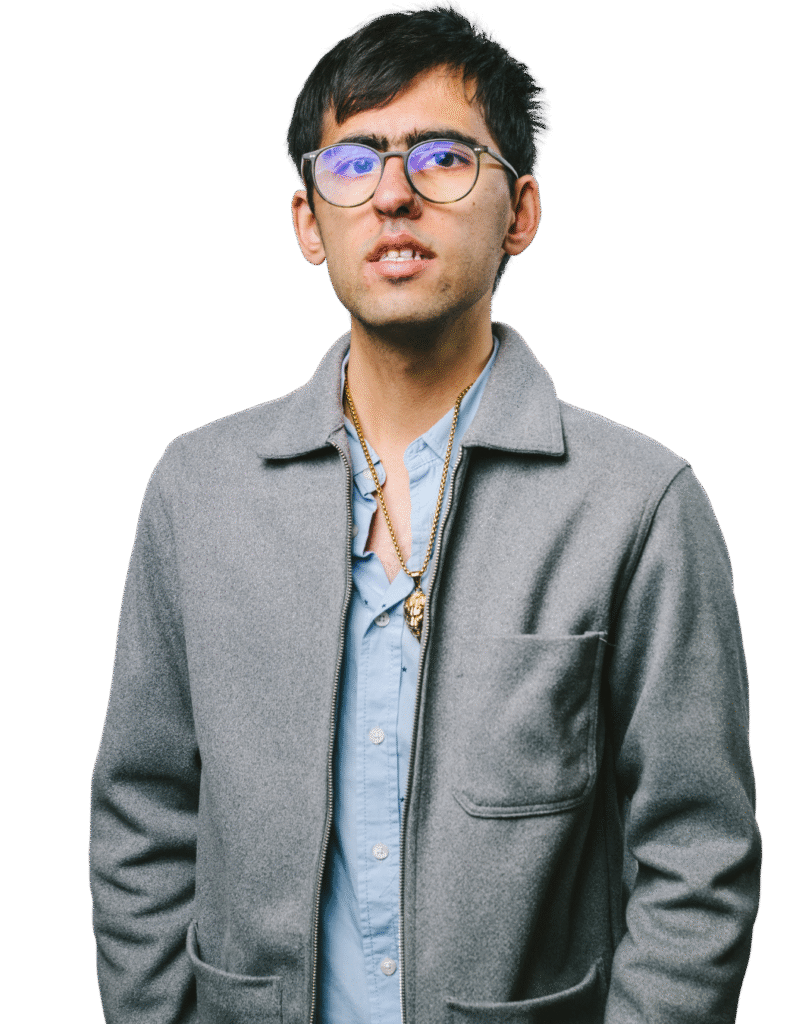 Artin Madjidi schaut mit ernstem Blick in die Kamera.