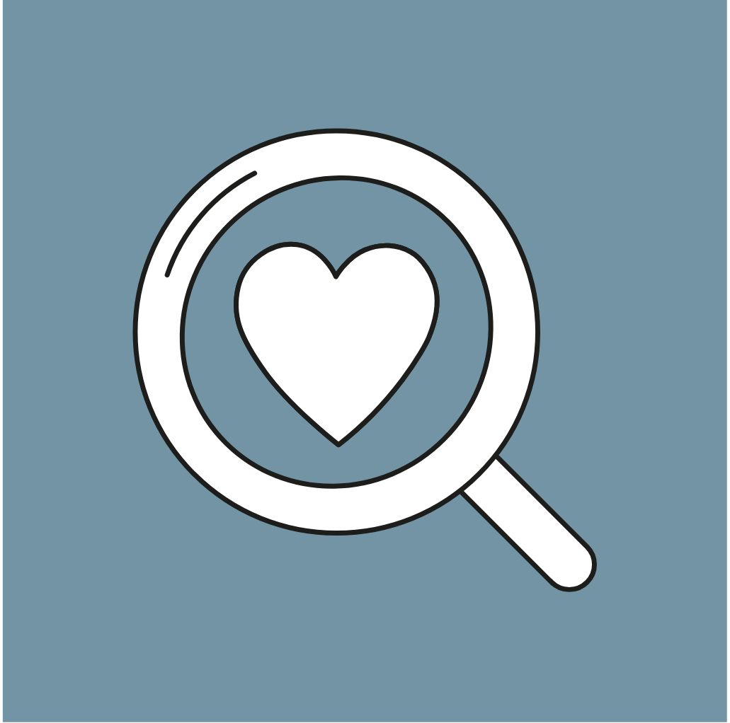 Das Bild zeigt eine Lupe und darin ein Herz. Das Herz und die Lupe sind weiß. Der Hintergrund ist hell blau.