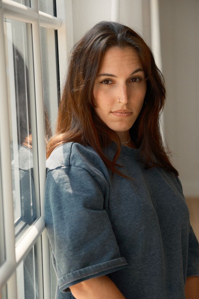 Eine Frau schaut mit ernstem Blick in die Kamera.