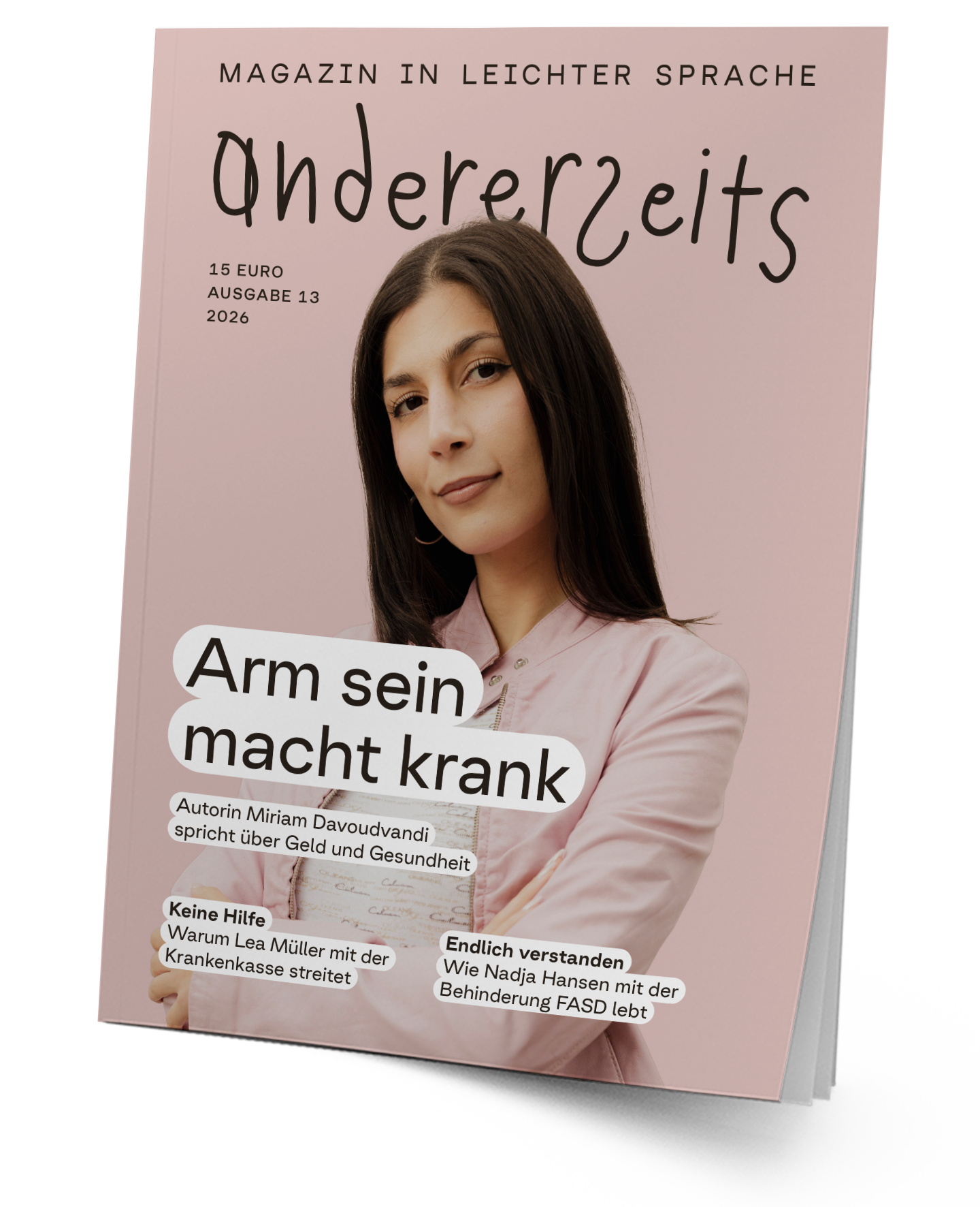Cover des neuen Magazins: Ein rosanes Heft. Auf dem Cover ist eine junge Frau mit dunklen Haaren. Ihr Name ist Miriam Davoudvandi. Auf dem Cover steht: Arm sein macht krank